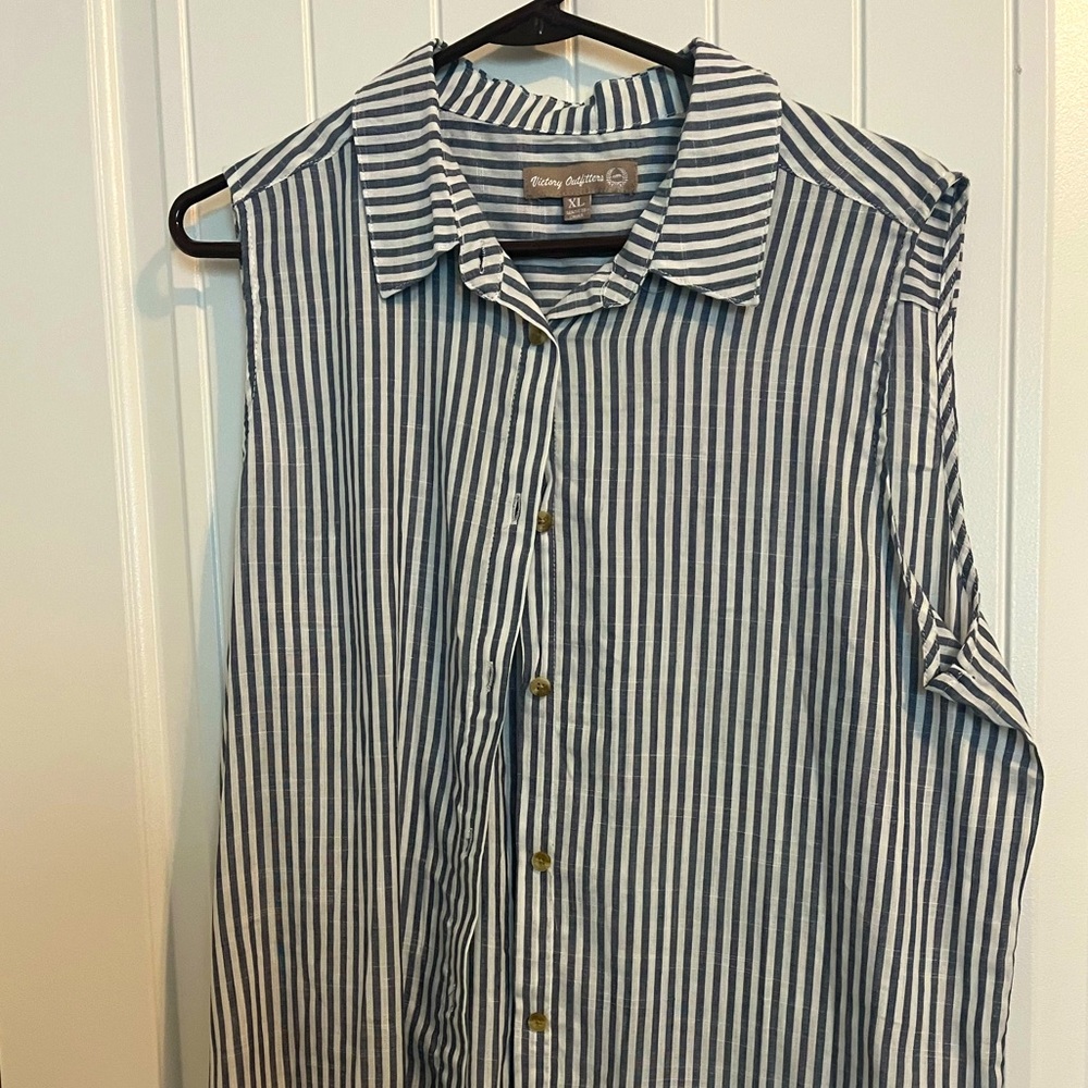 Sleeveless below hip shirt